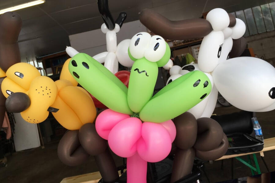 Sculpture de ballons Créations en ballons portées par des enfants et des adultes pendant l’animation
