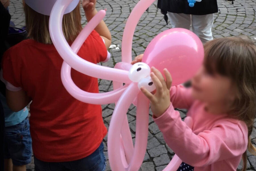 Chapeaux et accessoires en ballons réalisés en direct pour le public