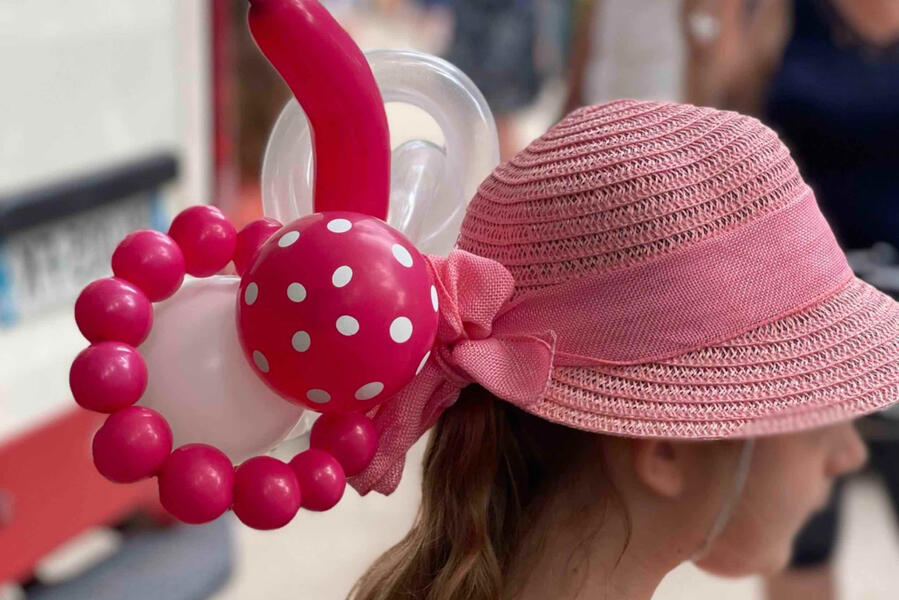 Créations originales en ballons distribuées pendant un événement