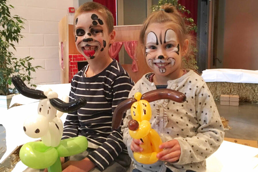 Créations en ballons portées par des enfants et des adultes pendant l’animation