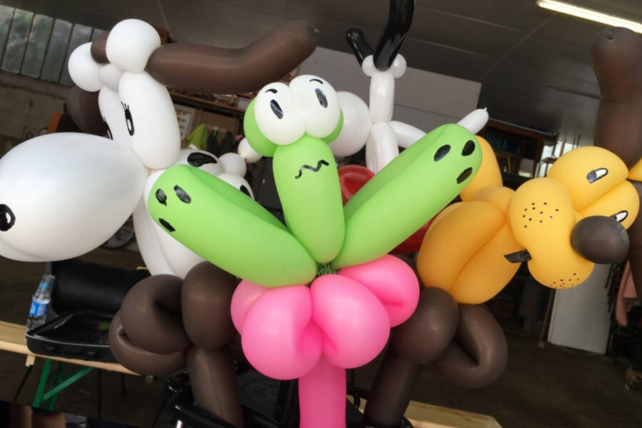 Sculpteur de ballons en interaction avec le public, sans scène ni micro
