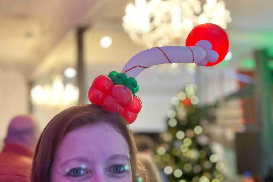 Sculpteur de ballons travaillant au contact direct du public