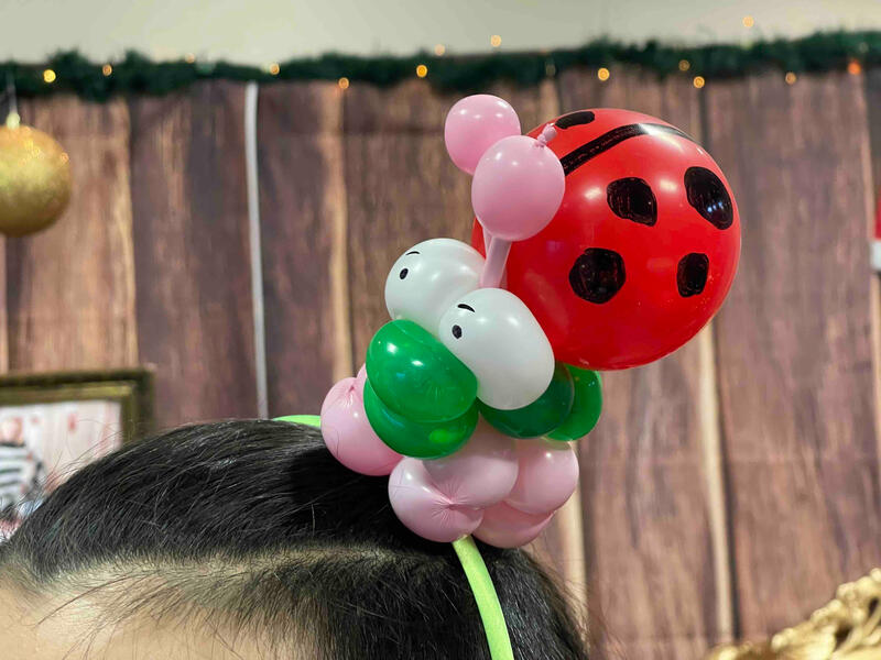 Enfants choisissant leur création en ballon pendant l’animation