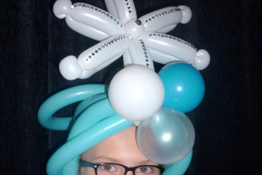 Animation sculpture sur ballon dans un événement familial en intérieur