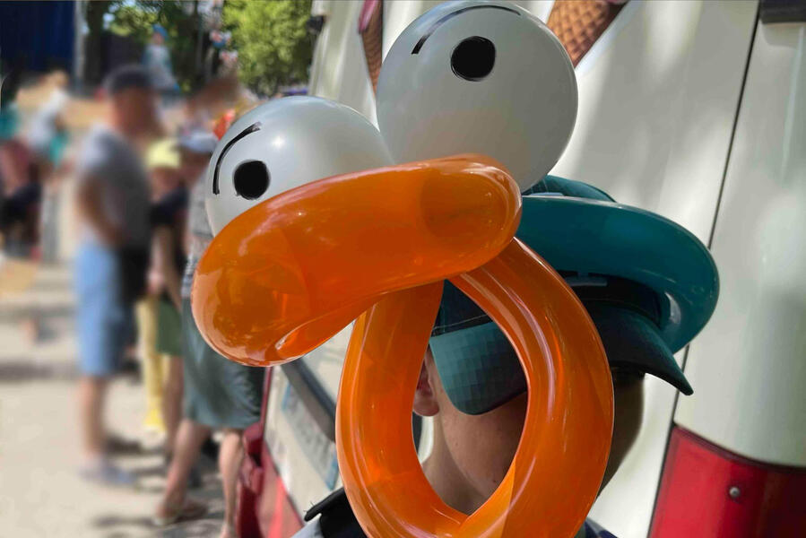 Animation de sculpture sur ballon avec enfants et familles lors d’un événement festif