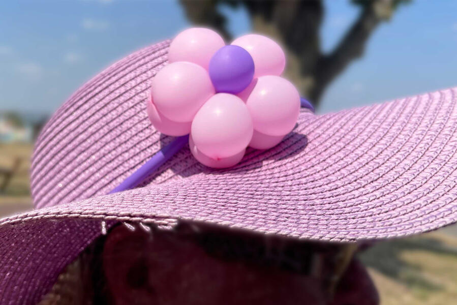 Créations en ballons portées par des enfants et des adultes pendant une animation